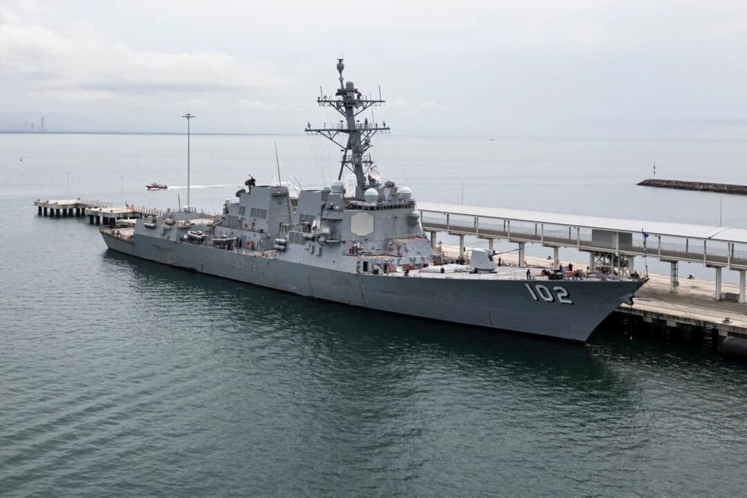 El buque de guerra USS Sampson (DDG 102) de la Marina de los Estados Unidos atraca en la Terminal Internacional de Cruceros de Amador, en la ciudad de Panamá, el 2 de septiembre de 2025. (Martin Bernetti/AFP a través de Getty Images)