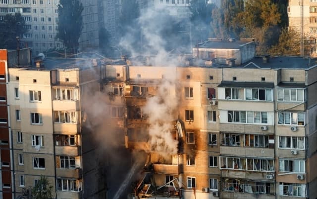 Un edificio de apartamentos dañado por un ataque con drones rusos en Kiev, Ucrania, el 7 de septiembre de 2025. (Thomas Peter/Reuters)