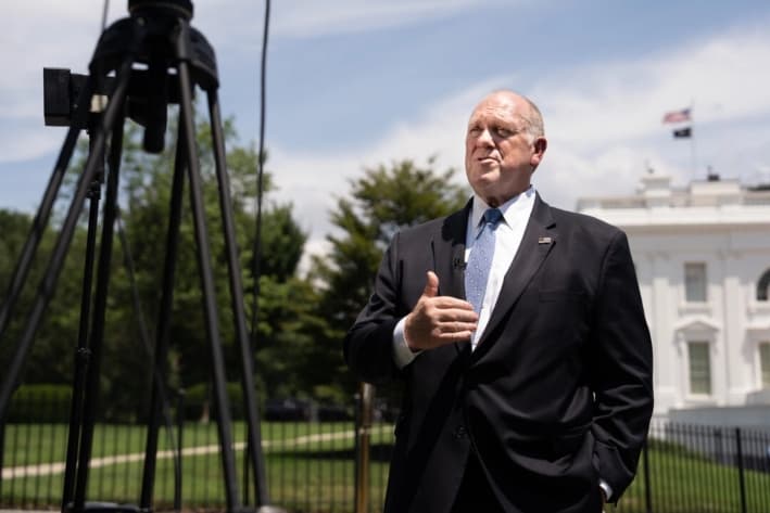 El zar fronterizo Tom Homan habla con los medios, en la Casa Blanca, el 30 de junio de 2025. (Madalina Kilroy/The Epoch Times)