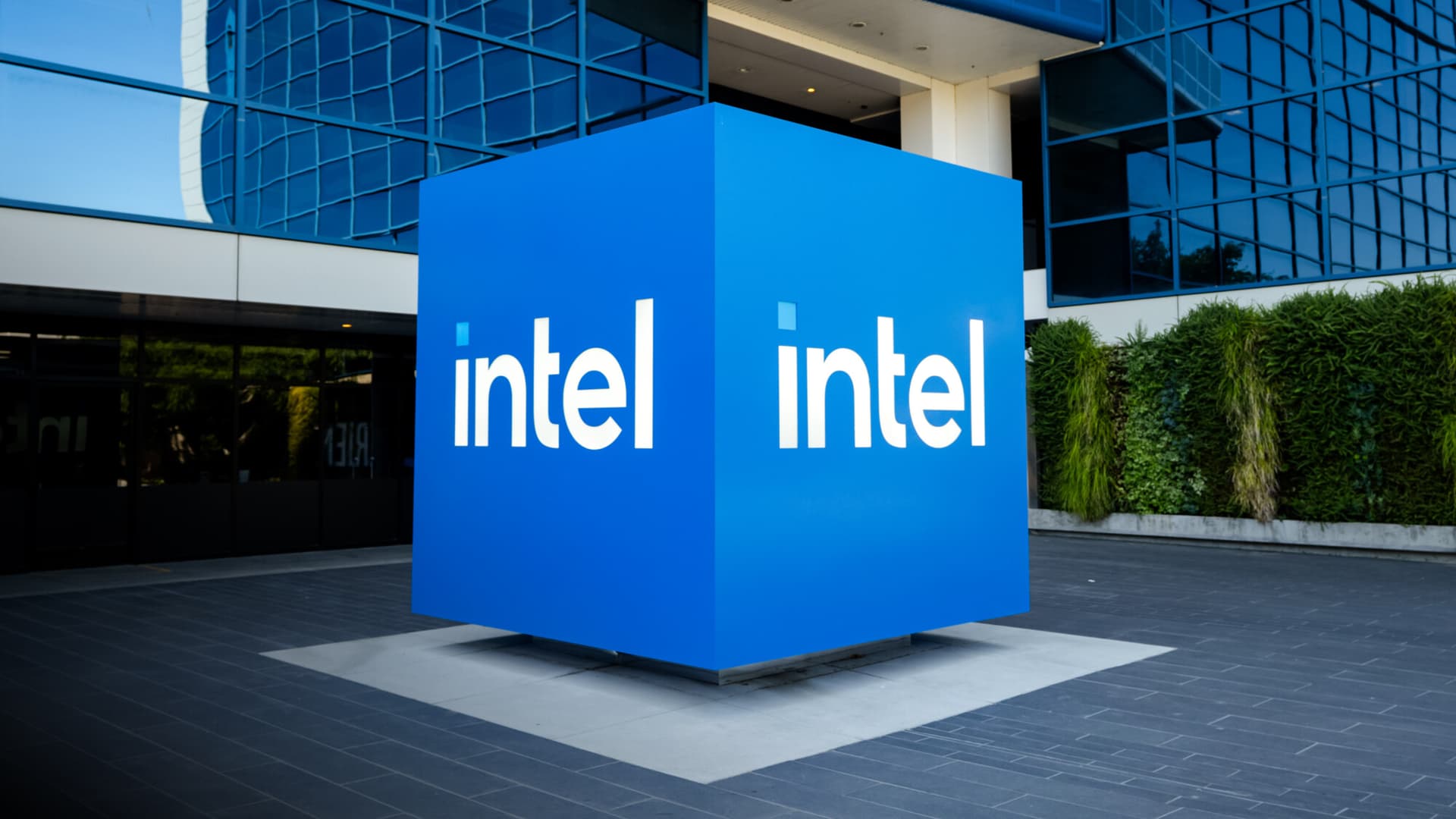 El logotipo de Intel se muestra en el exterior de la sede central de la empresa en Santa Clara, California, el 26 de julio de 2025. (Gary Wang/The Epoch Times).