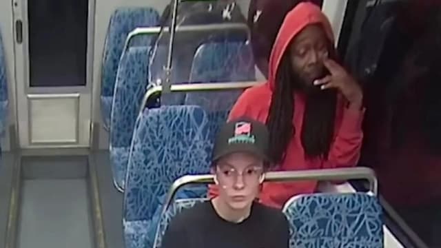 Una imagen sin fecha tomada de las cámaras de vigilancia muestra los momentos previos al fatal apuñalamiento de Iryna Zarutska en un tren en Charlotte, Carolina del Norte. (Cortesía del Sistema de Transporte Público del Área de Charlotte)
