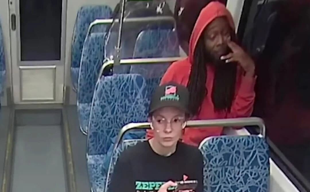 Una imagen sin fecha tomada de las cámaras de vigilancia muestra los momentos previos al fatal apuñalamiento de Iryna Zarutska en un tren en Charlotte, Carolina del Norte. (Cortesía del Sistema de Transporte Público del Área de Charlotte)

