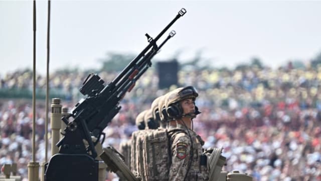 Oficiales en la escotilla de un tanque de batalla principal Tipo 99 mientras avanza durante un desfile militar que conmemora el 80 aniversario de la victoria sobre Japón y el fin de la Segunda Guerra Mundial, en la Plaza de Tiananmén, Beijing, el 21 de septiembre de 2025. Pedro Pardo/AFP vía Getty Images