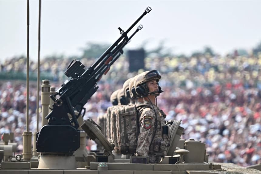 Oficiales en la escotilla de un tanque de batalla principal Tipo 99 mientras avanza durante un desfile militar que conmemora el 80 aniversario de la victoria sobre Japón y el fin de la Segunda Guerra Mundial, en la Plaza de Tiananmén, Beijing, el 21 de septiembre de 2025. Pedro Pardo/AFP vía Getty Images