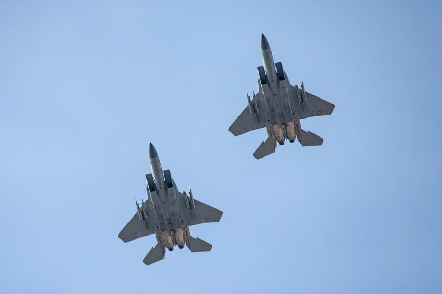 Aviones de combate F-15 Eagle sobrevuelan el recorrido de la carrera durante la 129.ª Maratón de Boston, celebrada el 21 de abril de 2025 en Boston, Massachusetts. (JOSEPH PREZIOSO/AFP a través de Getty Images)