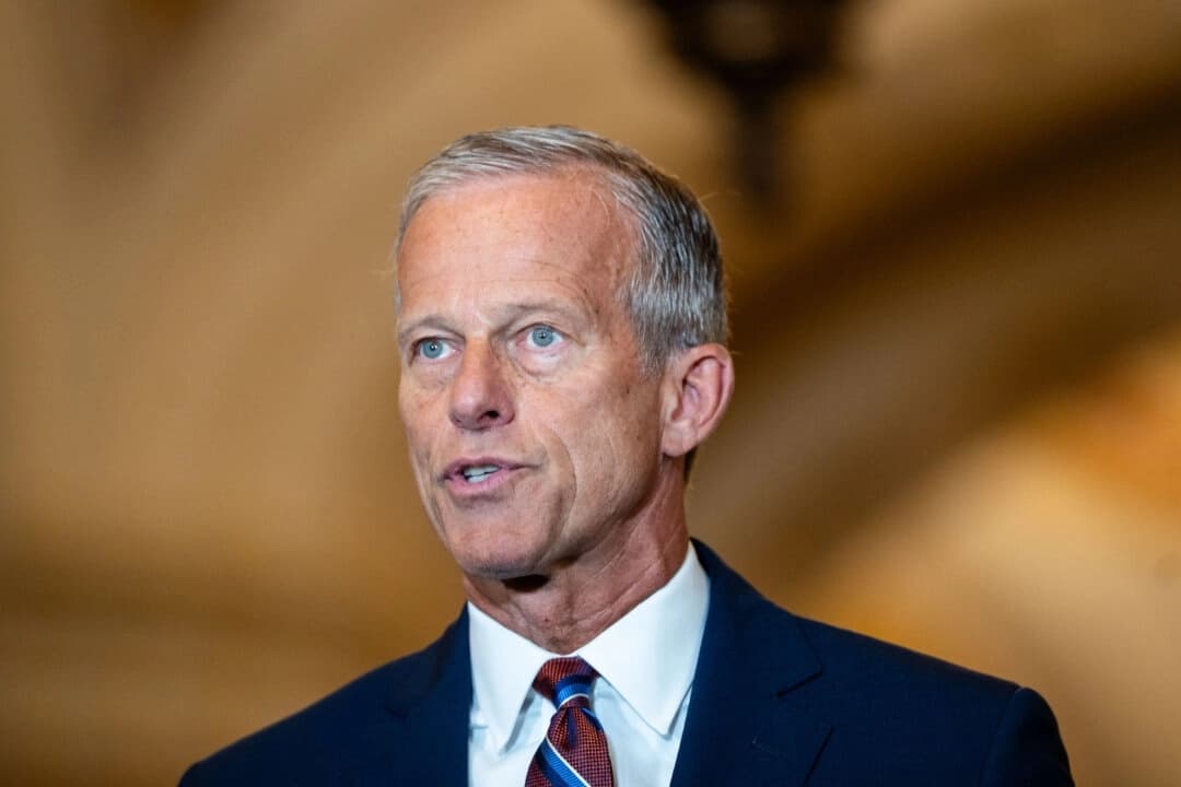 El líder de la mayoría, el senador John Thune (R-S.D.), habla con los periodistas en una rueda de prensa en el Capitolio, en Washington, el 3 de septiembre de 2025. (Madalina Kilroy/The Epoch Times)
