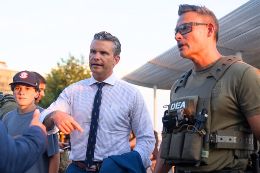 El secretario de Defensa de EE. UU., Pete Hegseth, habla con un agente de la Administración para el Control de Drogas durante su visita a The Wharf el 14 de agosto de 2025 en Washington, D. C. (Kayla Bartkowski/Getty Images)