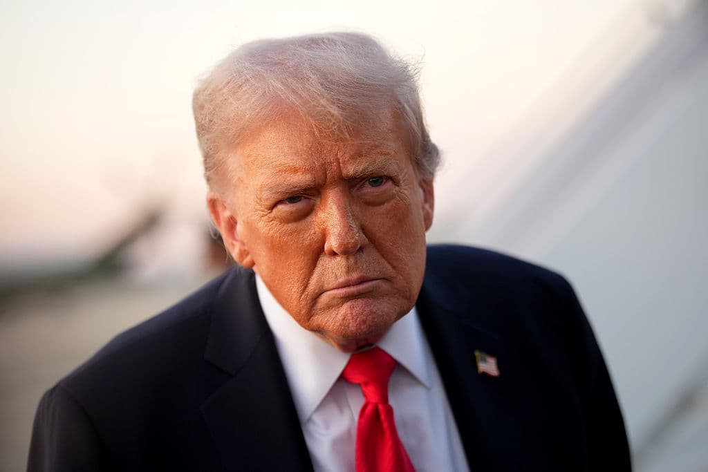 BASE CONJUNTA ANDREWS, MARYLAND - 7 DE SEPTIEMBRE: El presidente de EE. UU., Donald Trump, desembarcó del Air Force One el 7 de septiembre de 2025 en la Base Conjunta Andrews, Maryland. El presidente Trump viajó a Nueva York para asistir a la final individual masculina del Abierto de Estados Unidos. (Foto de Kevin Dietsch/Getty Images)