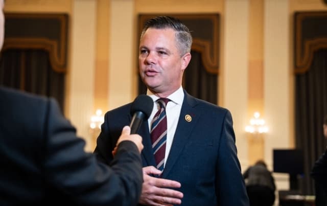 El representante Zach Nunn (R-Iowa) habla con la prensa después de una audiencia en el Capitolio, en Washington, el 15 de mayo de 2025. (Madalina Vasiliu/The Epoch Times)