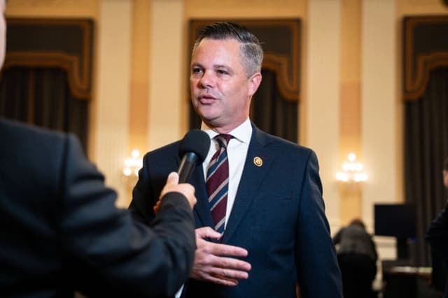 El representante Zach Nunn (R-Iowa) habla con la prensa después de una audiencia en el Capitolio, en Washington, el 15 de mayo de 2025. (Madalina Vasiliu/The Epoch Times)