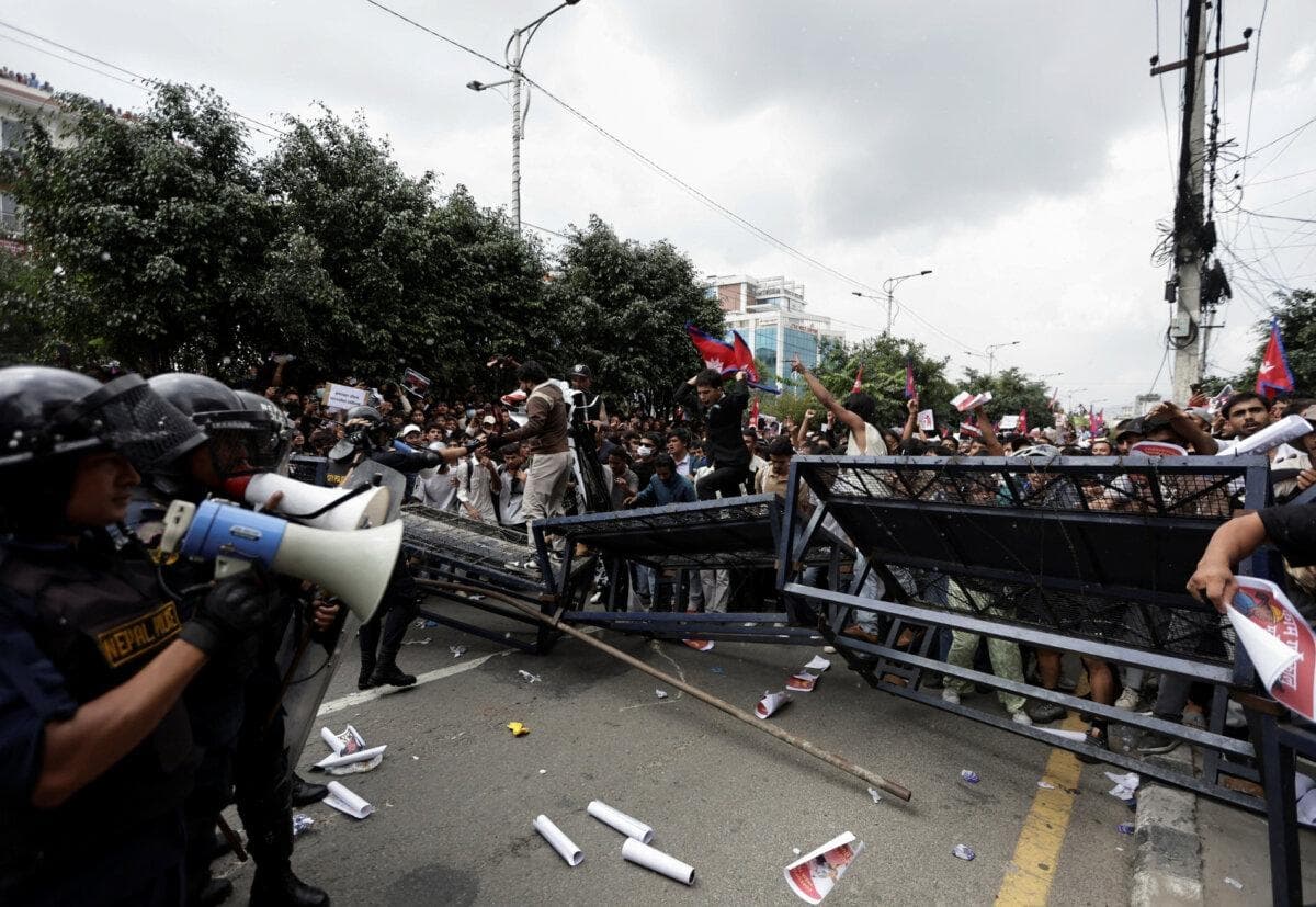 Manifestantes intentan romper las barricadas policiales durante una protesta contra la corrupción y la decisión del Gobierno de bloquear varias plataformas de redes sociales, en Katmandú, Nepal, el 8 de septiembre de 2025. (Navesh Chitrakar/Reuters)