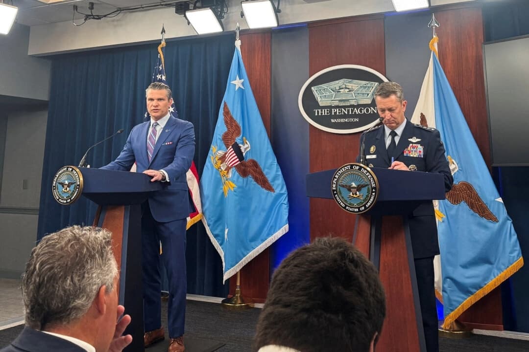 El secretario de Guerra, Pete Hegseth, y el presidente del Estado Mayor Conjunto, el general de la Fuerza Aérea Dan Caine, hablan durante una rueda de prensa en el Pentágono, en Arlington (Virginia), el 26 de junio de 2025. (Idrees Ali/Reuters)
