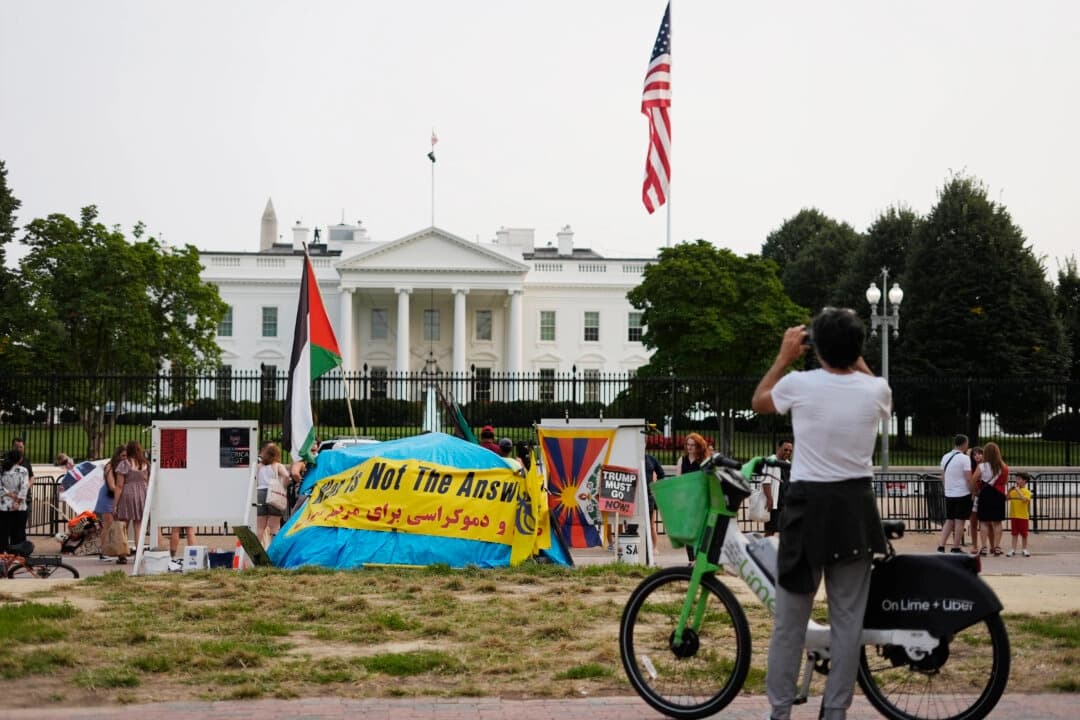 La carpa de la Vigilia por la Paz de la Casa Blanca se ve en el parque Lafayatte, frente a la Casa Blanca, en Washington, el 5 de septiembre de 2025. (Pablo Martínez Monsiváis/AP Photo)