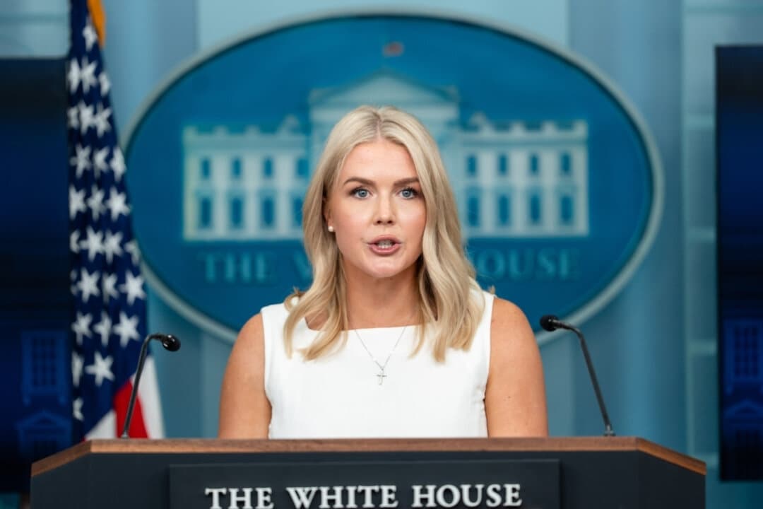 La secretaria de prensa de la Casa Blanca, Karoline Leavitt, habla durante una rueda de prensa en la Casa Blanca el 19 de agosto de 2025. (Madalina Kilroy/The Epoch Times)
