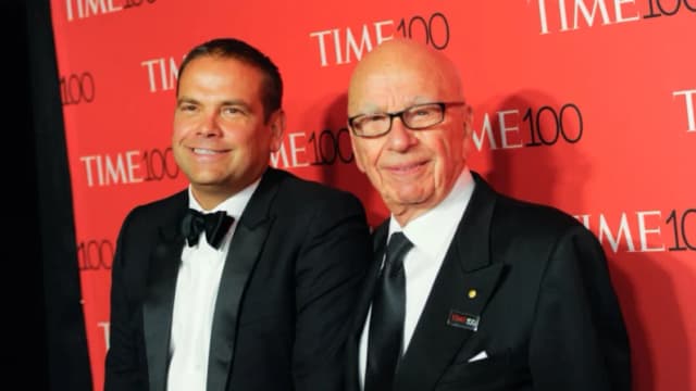 Lachlan Murdoch (izquierda) y Rupert Murdoch (derecha) en la gala TIME 100, que celebra a las 100 personas más influyentes del mundo, en el Frederick P. Rose Hall, Time Warner Center, en Nueva York, el 21 de abril de 2015. (Evan Agostini/Invision/AP)