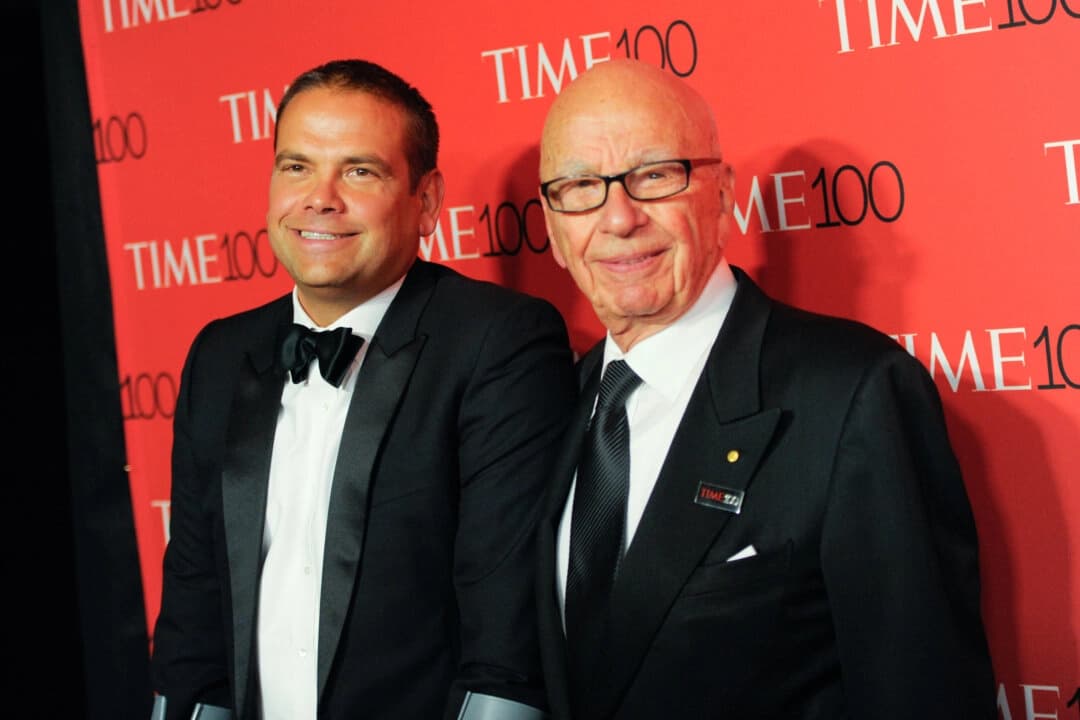 Lachlan Murdoch (izquierda) y Rupert Murdoch (derecha) en la gala TIME 100, que celebra a las 100 personas más influyentes del mundo, en el Frederick P. Rose Hall, Time Warner Center, en Nueva York, el 21 de abril de 2015. (Evan Agostini/Invision/AP)
