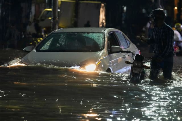 Evacúan a 120,000 sobrevivientes viviendo en calor extremo tras inundaciones en Pakistán
