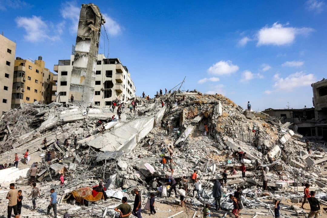 La gente busca objetos rescatables entre los escombros de la torre Sussi, destruida por los bombardeos israelíes, en la ciudad de Gaza, el 6 de septiembre de 2025. (Omar Al-Qattaa/AFP a través de Getty Images)
