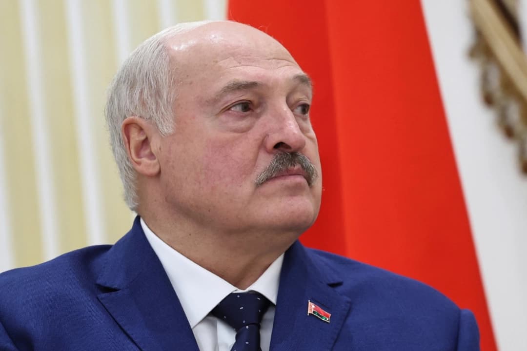 El presidente bielorruso, Alexander Lukashenko, asiste a una reunión con el presidente ruso, Vladimir Putin (no aparece en la foto), en Volgogrado, Rusia, el 29 de abril de 2025. (Alexander Kazakov, Sputnik, Kremlin Pool Photo vía AP)