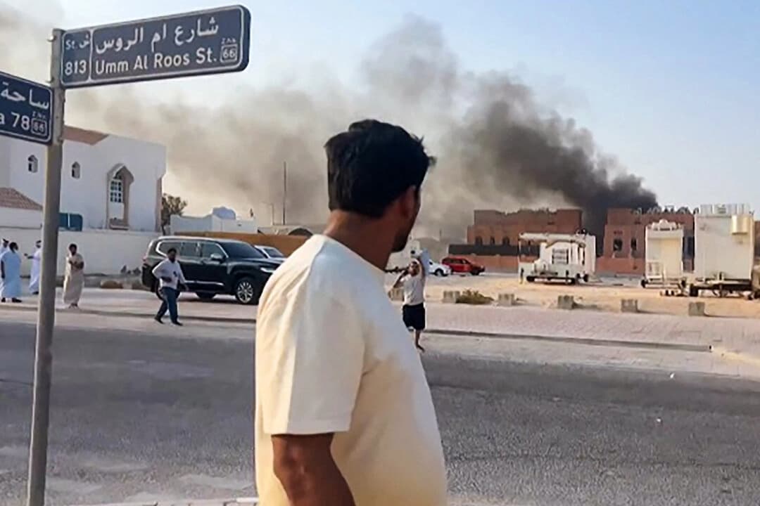 Un hombre observa el humo que se eleva tras las explosiones en Doha, capital de Catar, el 9 de septiembre de 2025, en esta imagen tomada de un vídeo de AFPTV. (Jacqueline Penney /AFPTV/AFP a través de Getty Images)
