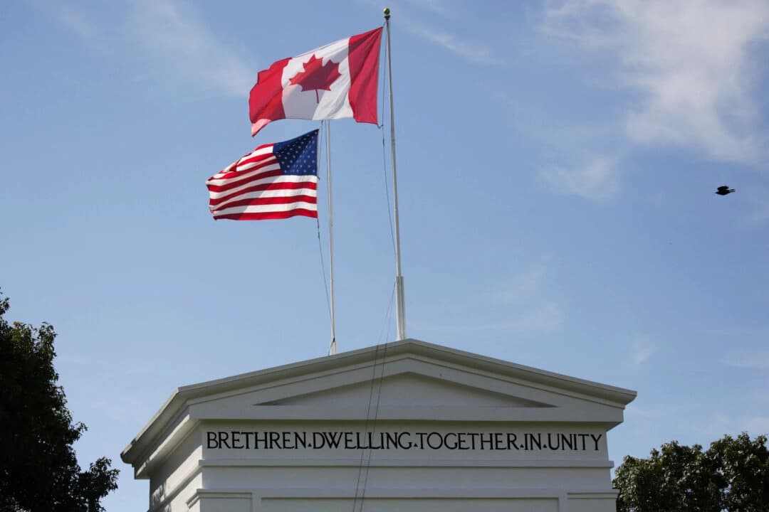 Banderas de Canadá y Estados Unidos en el Parque Estatal Histórico Peace Arch, en la frontera entre Canadá y Estados Unidos, en Blaine, Washington, el 9 de agosto de 2021. (Jason Redmond/AFP a través de Getty Images).