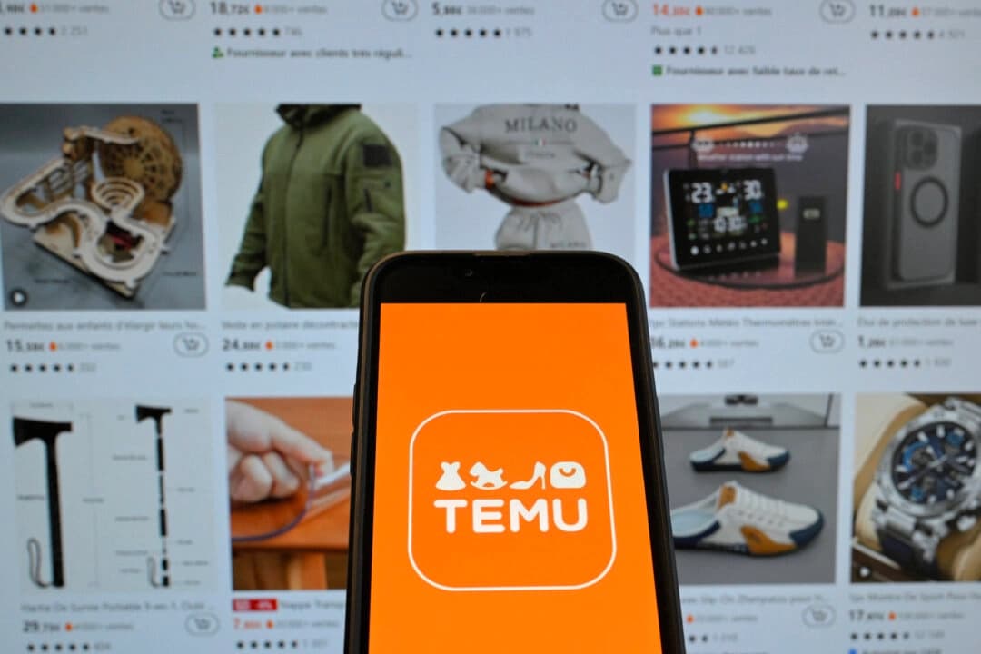 El logotipo de la empresa china de comercio electrónico Temu aparece en un teléfono móvil frente a una pantalla que muestra la página web de la empresa, en Bruselas, el 4 de noviembre de 2024. (Nicolas Tucat/AFP a través de Getty Images).