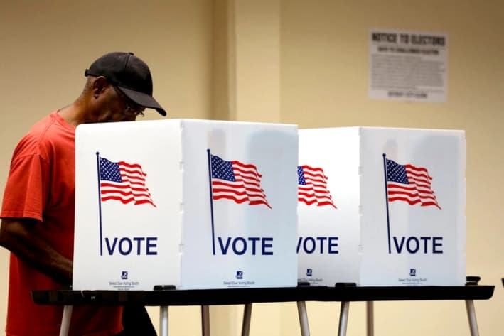 Un votante emite su voto anticipado en persona para las elecciones generales de 2024 en el Centro de Actividades del Noroeste, en Detroit, el 29 de octubre de 2024. (Jeff Kowalsky/AFP vía Getty Images)
