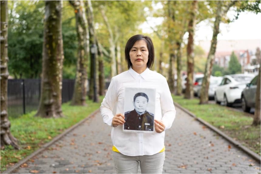 Jiang Li sostiene una foto de su padre, Jiang Xiqing, un practicante de Falun Gong que sospecha que fue víctima de sustracción de órganos y perseguido hasta la muerte en China, en la ciudad de Nueva York el 7 de septiembre de 2025. Samira Bouaou/The Epoch Times
