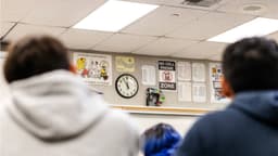 Informe revela peores resultados en décadas para alumnos de 8.º y de último año de secundaria