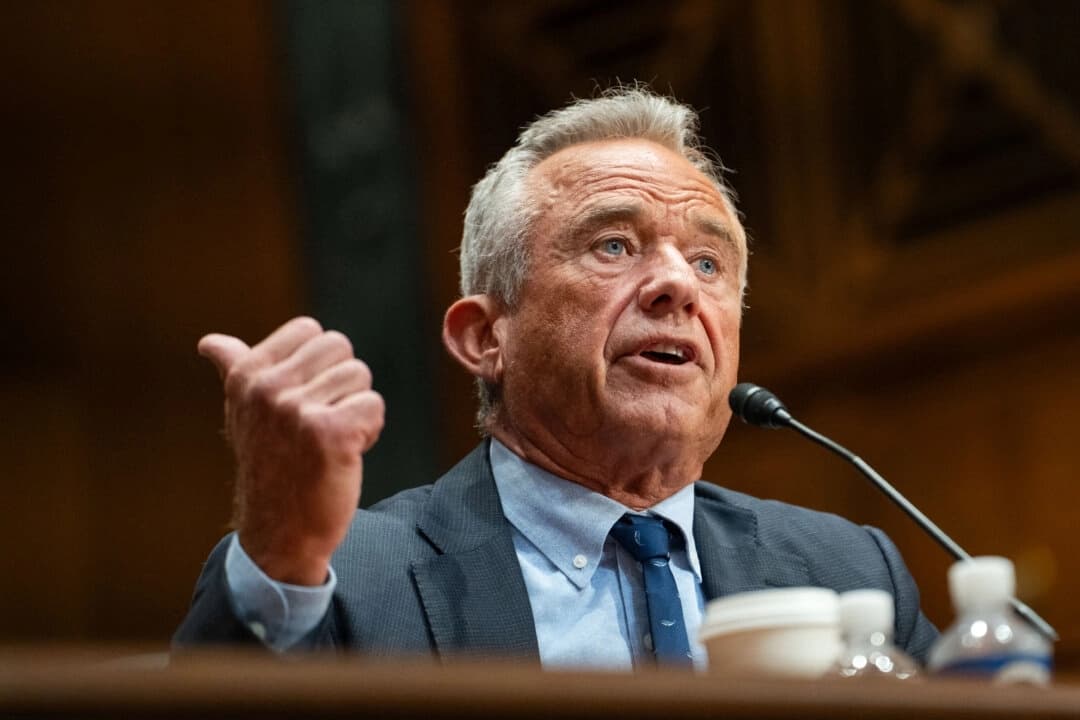 El secretario de Salud, Robert F. Kennedy Jr., testifica ante el Comité Senatorial de Finanzas en el Capitolio, en Washington, el 4 de septiembre de 2025. (Madalina Kilroy/The Epoch Times)
