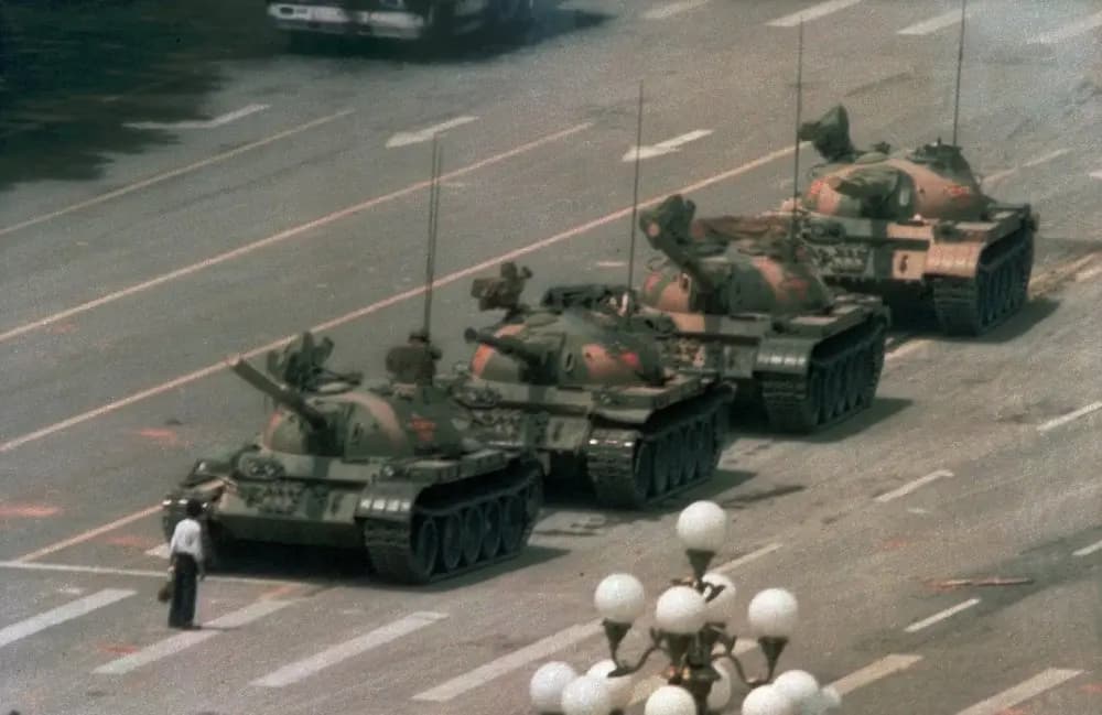 Un hombre chino se planta solo para bloquear una fila de tanques que se dirigen hacia el este por el bulevar Changan de Beijing el 5 de junio de 1989. (AP Photo/Jeff Widener, archivo)