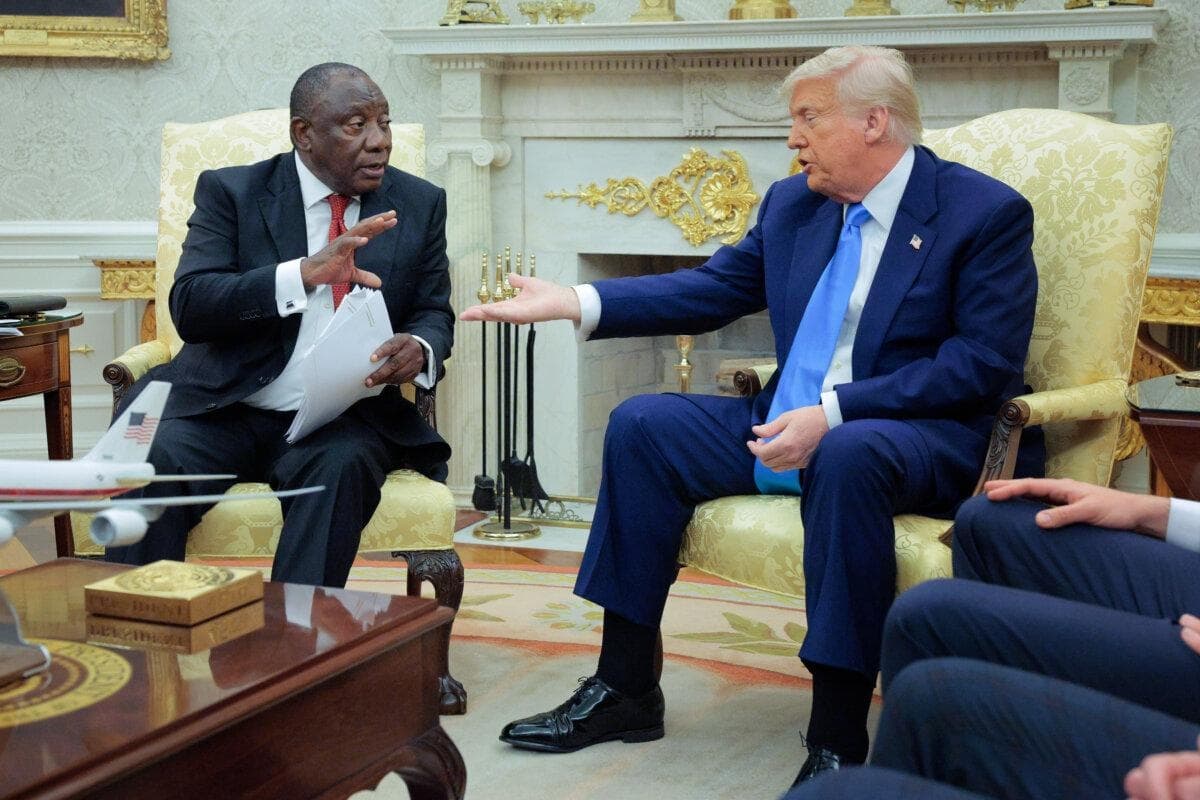 El presidente de Estados Unidos, Donald Trump, y el presidente de Sudáfrica, Cyril Ramaphosa, conversan en el Despacho Oval de la Casa Blanca en Washington el 21 de mayo de 2025. (Chip Somodevilla/Getty Images)
