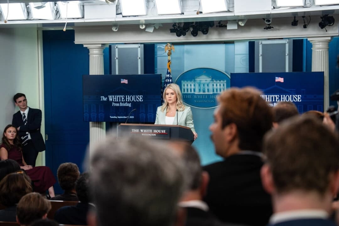 La secretaria de prensa de la Casa Blanca, Karoline Leavitt, habla durante una rueda de prensa en la Casa Blanca en Washington el 9 de septiembre de 2025. (Madalina Kilroy/The Epoch Times)
