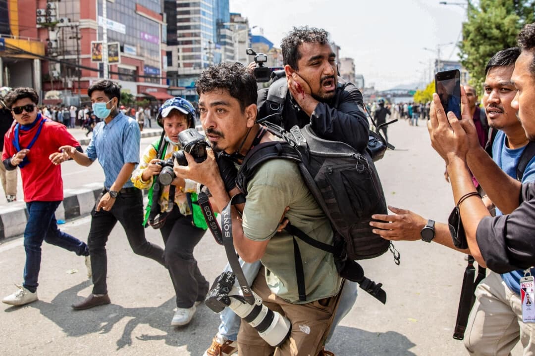 Un fotoperiodista lleva a un compañero periodista herido fuera del edificio del Parlamento en Katmandú durante una protesta contra las prohibiciones de las redes sociales, en Nepal, el 8 de septiembre de 2025. El 8 de septiembre, la policía nepalí abrió fuego y mató al menos a 17 personas cuando miles de jóvenes manifestantes salieron a las calles de Katmandú para exigir al Gobierno que levantara la prohibición de las redes sociales y combatiera la corrupción. (Prabin Ranabhat/AFP a través de Getty Images)