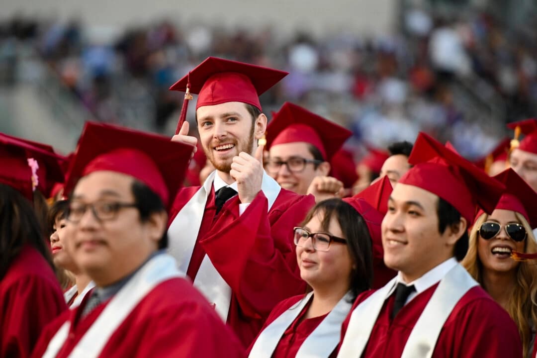 Estudiantes que obtienen sus títulos en el Pasadena City College participan en la ceremonia de graduación en Pasadena, California. (Robyn Beck/AFP a través de Getty Images)