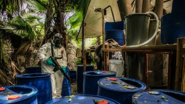 Un agente de la policía estatal de Sinaloa trabaja durante el desmantelamiento de uno de los tres laboratorios clandestinos productores de drogas sintéticas, principalmente metanfetamina, en El Dorado, estado de Sinaloa, México, el 4 de junio de 2019. (RASHIDE FRIAS/AFP vía Getty Images)