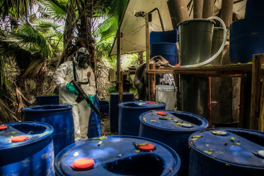 Un agente de la policía estatal de Sinaloa trabaja durante el desmantelamiento de uno de los tres laboratorios clandestinos productores de drogas sintéticas, principalmente metanfetamina, en El Dorado, estado de Sinaloa, México, el 4 de junio de 2019. (RASHIDE FRIAS/AFP vía Getty Images)
