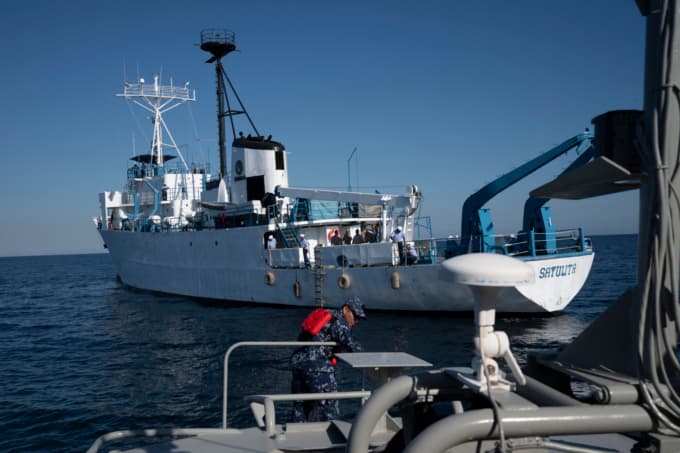 Un infante de Marina de la Armada de México se prepara para abordar el buque de investigación oceanográfica ARM “Sayulita” de la Armada de México desde una embarcación tipo “Interceptor” en la bahía de La Paz, estado de Baja California Sur, México, el 31 de agosto de 2024. (YURI CORTEZ/AFP via Getty Images)