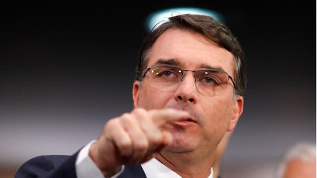 El senador Flavio Bolsonaro, hijo del expresidente brasileño Jair Bolsonaro, habla durante una rueda de prensa sobre el juicio de la Corte Suprema (STF) que podría condenar a su padre por intento de golpe de Estado en el Senado Federal de Brasilia el 9 de septiembre de 2025 (SERGIO LIMA/AFP a través de Getty Images)