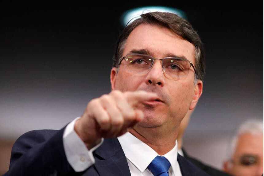 El senador Flavio Bolsonaro, hijo del expresidente brasileño Jair Bolsonaro, habla durante una rueda de prensa sobre el juicio de la Corte Suprema (STF) que podría condenar a su padre por intento de golpe de Estado en el Senado Federal de Brasilia el 9 de septiembre de 2025 (SERGIO LIMA/AFP a través de Getty Images)