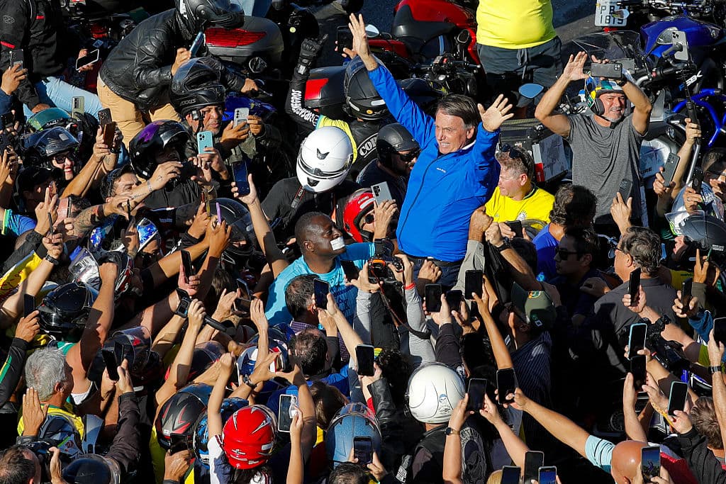 El expresidente brasileño Jair Bolsonaro (centro) saluda a sus simpatizantes durante una caminata para asistir a un encuentro con motociclistas en la Semana de la Moto Capital en Brasilia el 29 de julio de 2025 (Foto de SERGIO LIMA/AFP vía Getty Images)