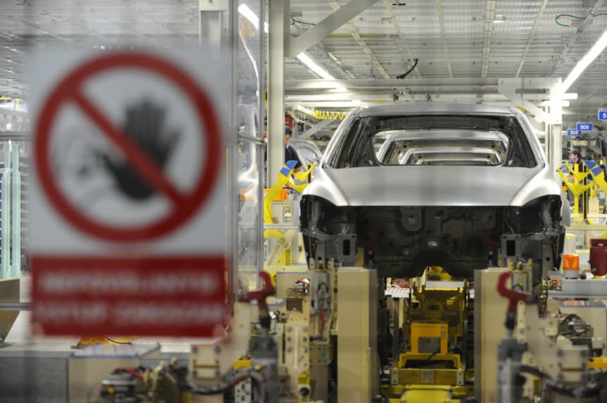 El chasis de un automóvil Hyundai “i30” se observa en la línea de ensamblaje conjunta de la fábrica “Hyundai Motor Manufacturing Czech” en la localidad de Nosovice, cerca de la ciudad de Ostrava, Moravia del Norte, el 10 de noviembre de 2008. (MICHAL CIZEK/AFP via Getty Images)