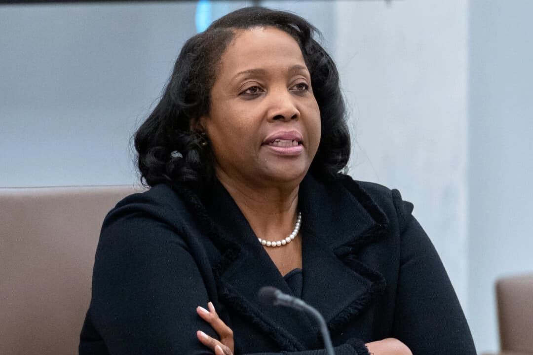 Lisa Cook, miembro de la Junta de Gobernadores de la Reserva Federal, escucha durante una reunión abierta de la Junta de Gobernadores en la Reserva Federal en Washington el 25 de junio de 2025. (Mark Schiefelbein/AP Photo)
