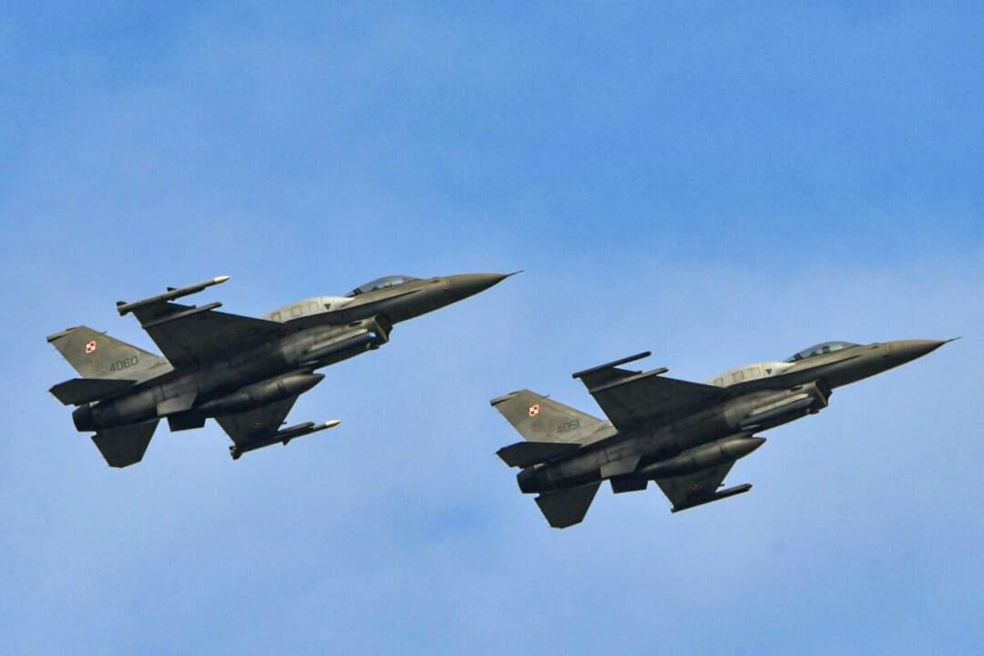 En esta fotografía de archivo se muestran aviones de combate F-16 polacos durante un ejercicio de la fuerza aérea. (Genya Savilov/AFP a través de Getty Images)
