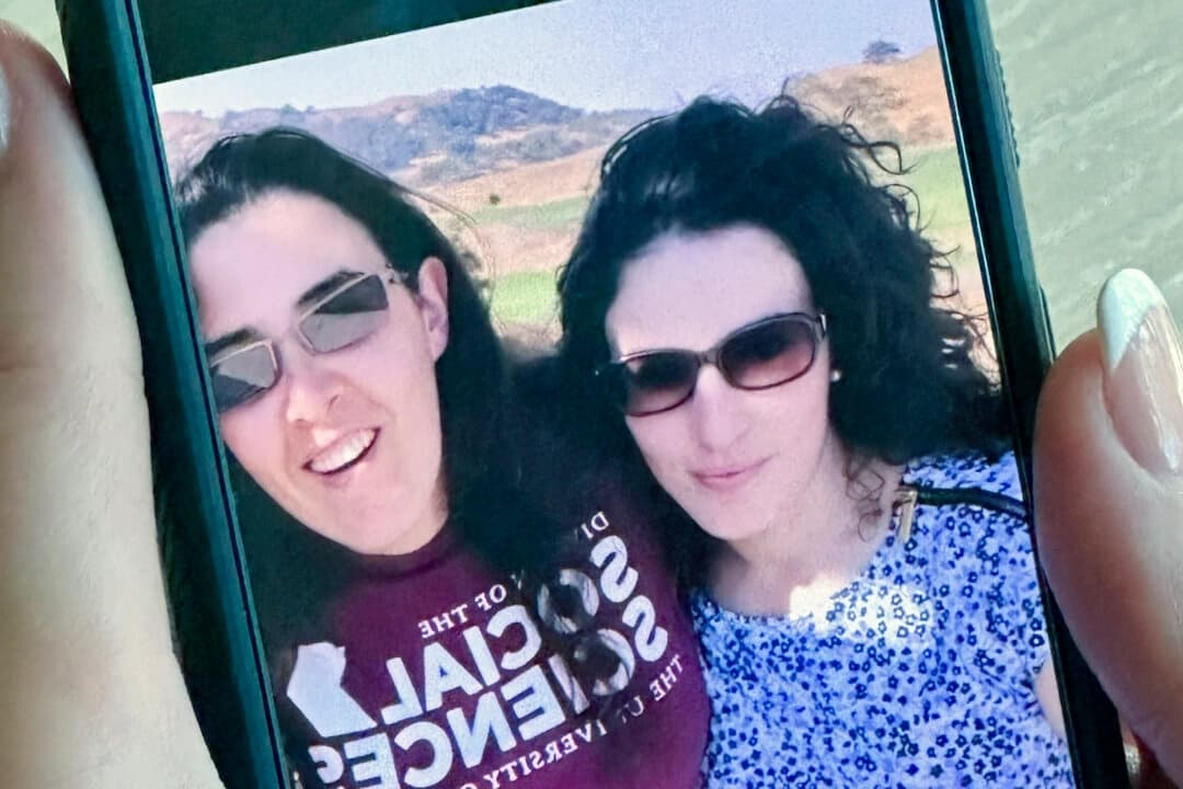 Emma Tsurkov y Elizabeth Tsurkov (izquierda) en el valle de Santa Clara, California, en septiembre de 2018. (Eric Tucker/AP Photo)
