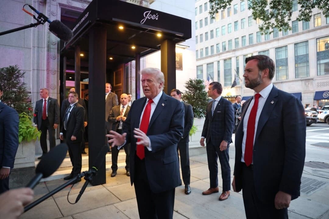 El presidente Donald Trump y miembros de tu gabinete y administración, entre ellos el secretario de Defensa Pete Hegseth y el vicepresidente JD Vance, llegan para cenar al restaurante Joe's Seafood, Prime Steak & Stone Crab en Washington el 9 de septiembre de 2025. (Win McNamee/Getty Images)
