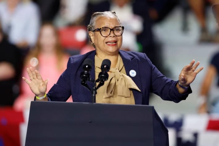 La alcaldesa de Charlotte, Vi Lyles, habla durante un evento de campaña para la candidata presidencial demócrata Kamala Harris en Charlotte, Carolina del Norte, el 12 de septiembre de 2024. (Nell Redmond/AP)