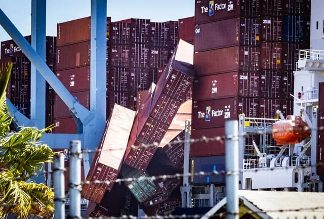Más de 60 contenedores caen de un barco en el puerto de Long Beach