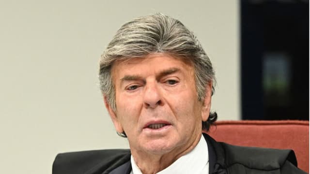 El juez de la Corte Suprema de Brasil, Luiz Fux, habla durante la sesión de votación para condenar o absolver al expresidente de extrema derecha Jair Bolsonaro (2019-2022) en un juicio por golpe de Estado en la Corte Suprema de Brasilia el 10 de septiembre de 2025. (EVARISTO SA/AFP a través de Getty Images)