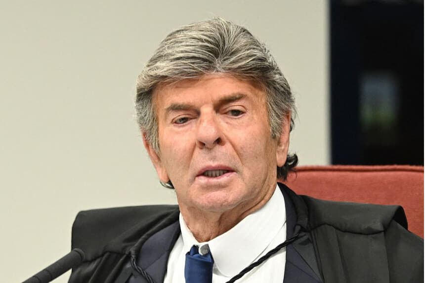 El juez de la Corte Suprema de Brasil, Luiz Fux, habla durante la sesión de votación para condenar o absolver al expresidente de extrema derecha Jair Bolsonaro (2019-2022) en un juicio por golpe de Estado en la Corte Suprema de Brasilia el 10 de septiembre de 2025. (EVARISTO SA/AFP a través de Getty Images)